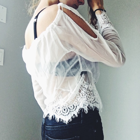 ‼️FINAL SALE‼️WHITE LACE TOP BOHO CROP TOP TASSELS - Picture 6 of 6